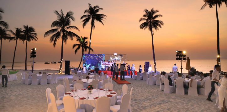 beachfront-banquet-set-up-2