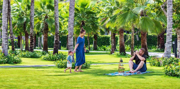 family-enjoying-afternoon-tea-at-garden-2
